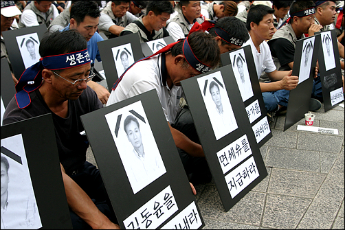 유가족의 추모글이 낭독되는 동안 고 김동윤 열사의 동료들은 눈시울을 붉히며 고개를 숙였다. 